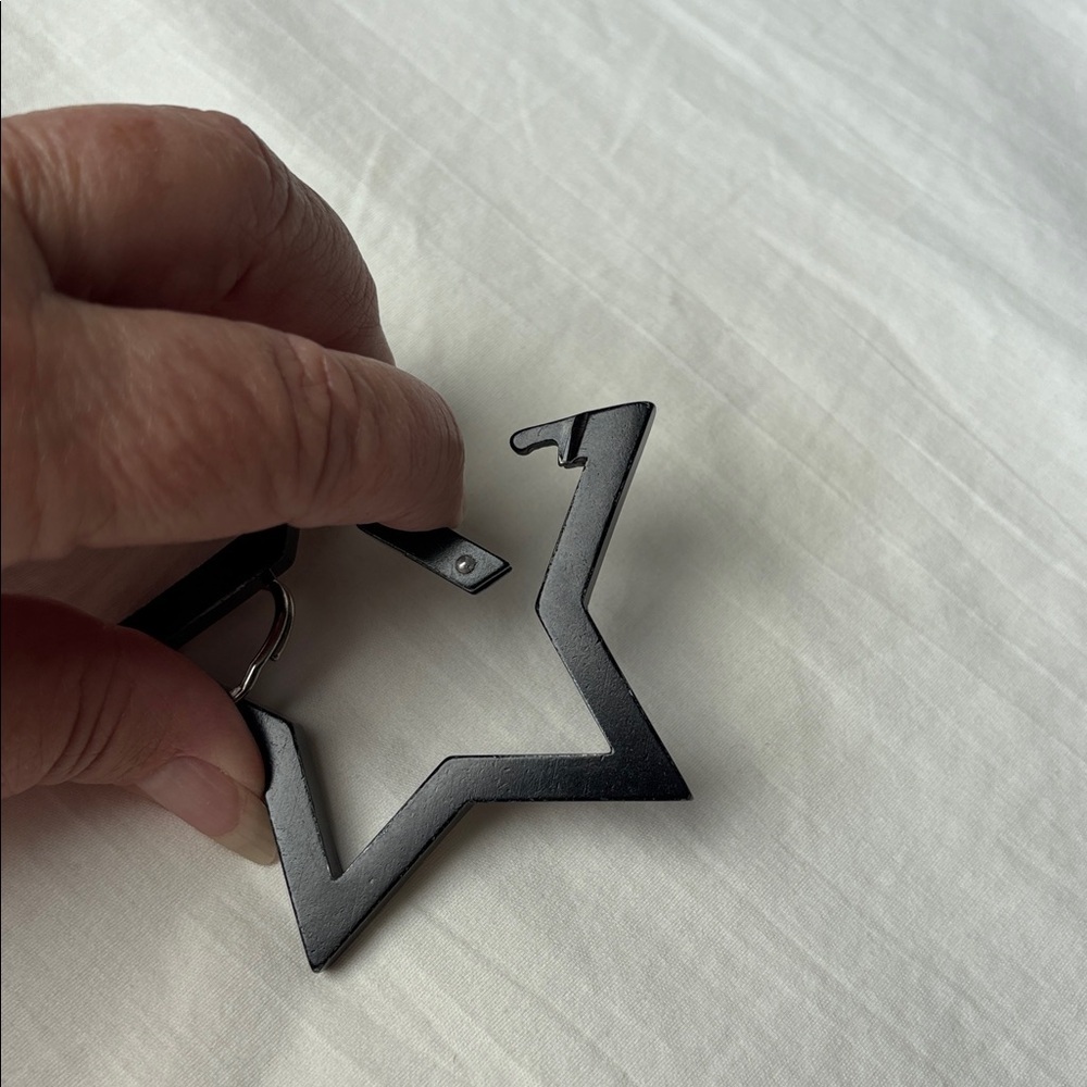Black Star Metal Keychain - Picture 2 of 4